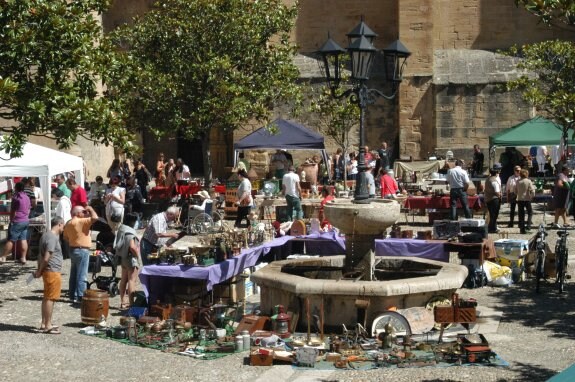 La plaza Mayor de Briones acogió su V Feria de Antigüedades. 
