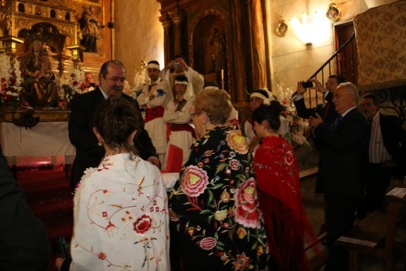 Ortigosa concede la vara de mando a la Virgen del Carmen