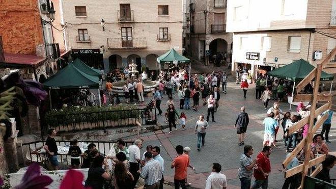 Doce bodegas ofrecen sus vinos en la feria de Viguera entre un gran ambiente