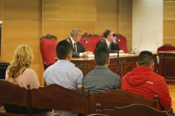 Los cuatro condenados, ayer en el banquillo de la Audiencia Provincial. 