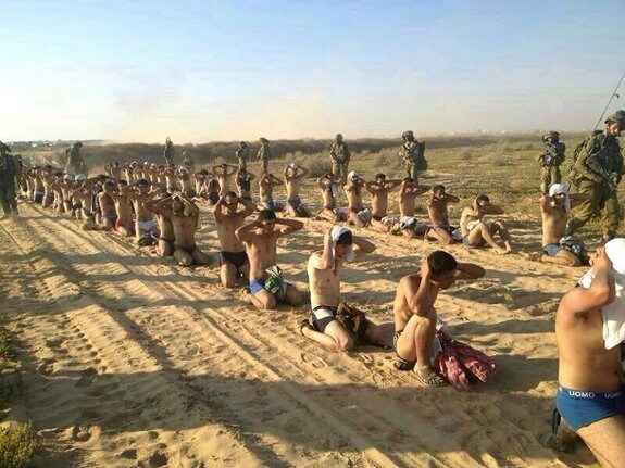 Soldados israelíes vigilan a jóvenes palestinos capturados durante la ofensiva militar en la Franja de Gaza, en una imagen difundida en la web de noticias hebrea Walla. 