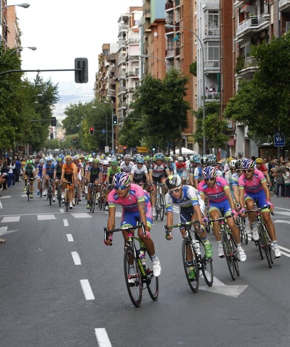 Imagen de un paso del pelotón de la Vuelta por Logroño. 