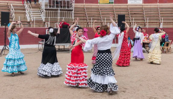 Un grupo de calceatenses por sevillanas durante la inauguración de las obras de la plaza de toros. 