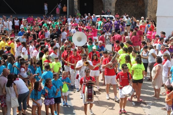 El pasacalles repartió ayer la alegría por todas las calles. 