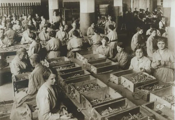 Mujeres uniformadas clasifican en una fábrica alemana la munición capturada al enemigo. 