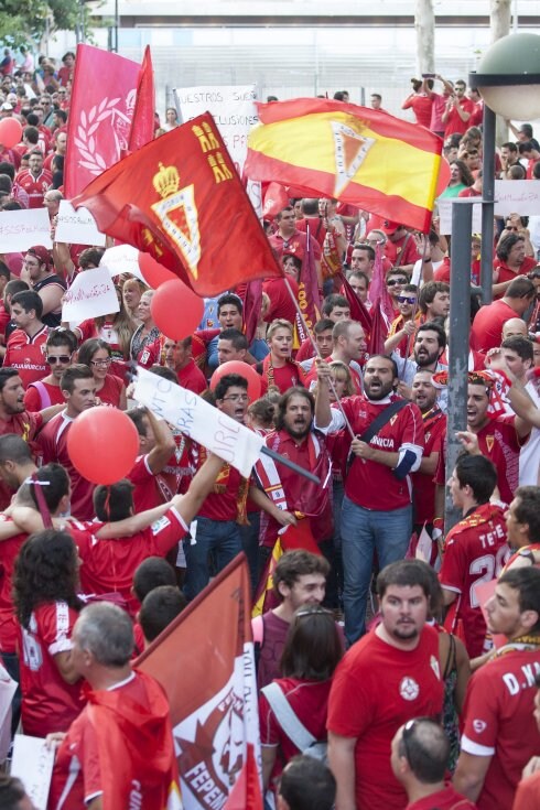 Aficionados murcianos durante una manifestación de apoyo al club. 
