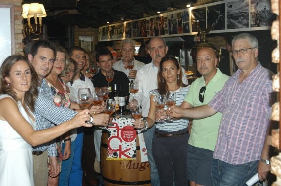 Los representantes de las bodegas de Haro brindan con rosado. 