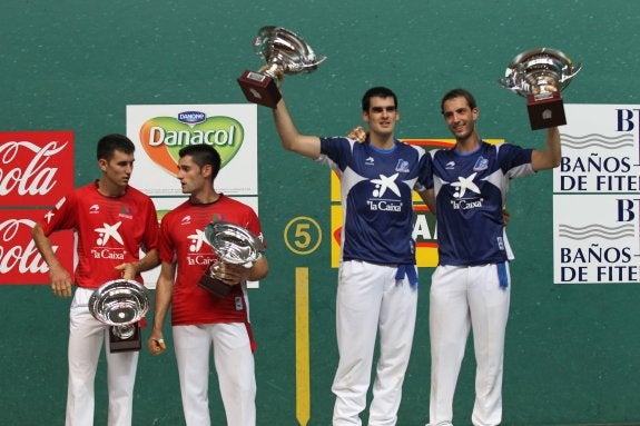 Ezkurdia y Merino II posan con sus trofeos tras la final de La Blanca. 