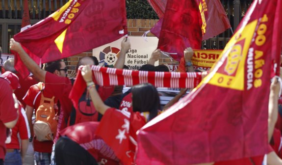 Aficionados del Murcia protestan frente a la sede de la LFP. 