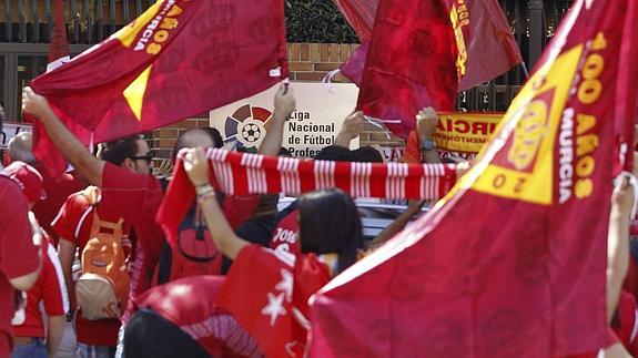 Aficionados del Murcia protestan ante la sede de la LFP 