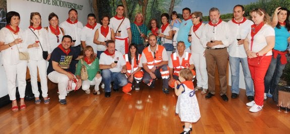 Una niña se coló bailando en el posado de la Corporación con los voluntarios de Cruz Roja. 