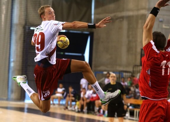 Patrick Eilert, el jugador más destacado del Naturhouse, se eleva para lanzar con su poderosa zurda.  