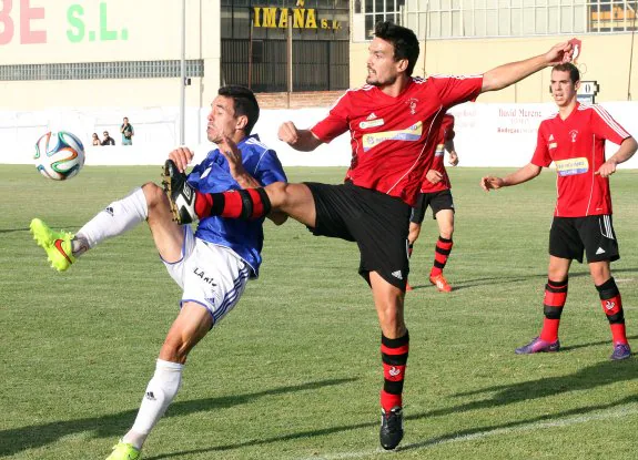 Iker Alegre conduce el balón ante Borja Castillo; Ángel se va de Madalín; y Javi Camochu, autor del primer gol del partido, pugna con Javi San Ildefonso en un lance del encuentro. 