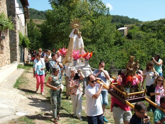 Procesión de las imágenes por las calles de Luezas. 