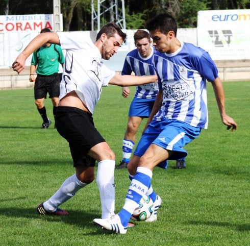 Gabri, autor del gol del Náxara, trata de llevarse el balón.