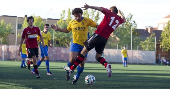 Dos jugadores pugnan por el esférico. 