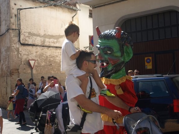   Los cabezudos. Unos, encantan; otros se aterrorizan. 