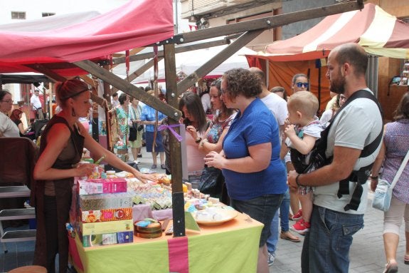 El desfile con los representantes de las tres culturas y los personajes del Mercado precedió a su inauguración por el Kan, para que cientos de vecinos lo recorrieran. 