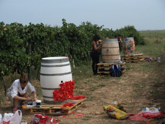 La decoración de las barricas se hizo en las viñas de la bodega. 