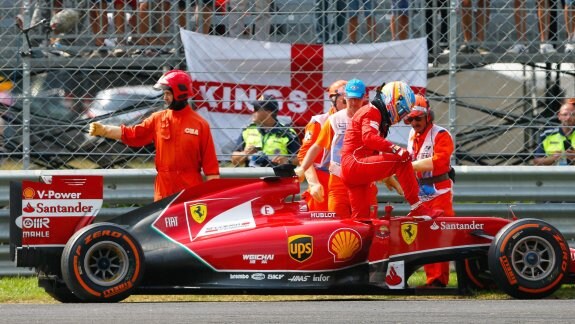 Fernando Alonso baja de su monoplaza tras una avería que causó su abandono en Monza.
