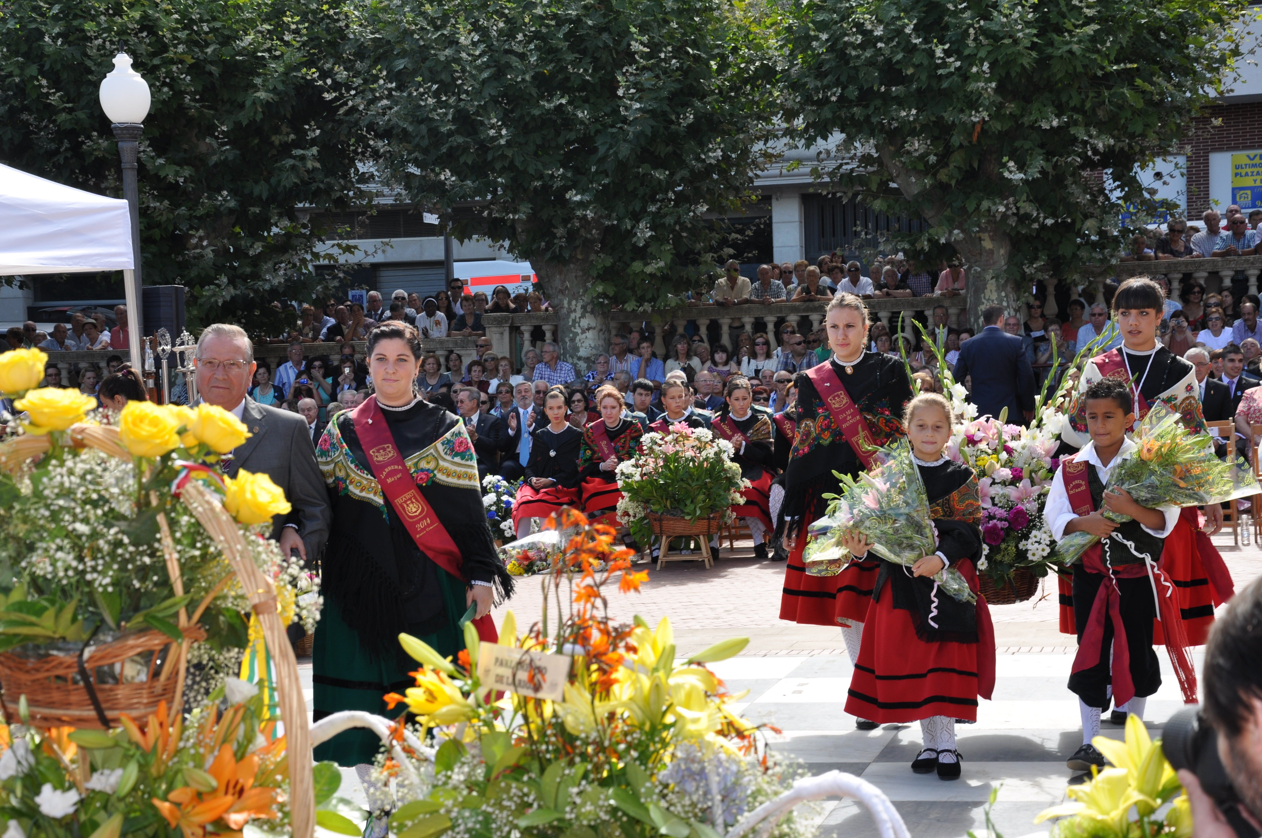 Devoción en forma de vino, flores y piropos