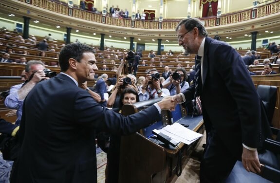 El presidente del Gobierno saluda a Pedro Sánchez antes de su primer y cortante cara a cara. 