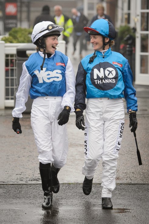 Las jockeys Rachael Grant y Carol Bailey, durante una 'carrera del referéndum' en Edimburgo. 