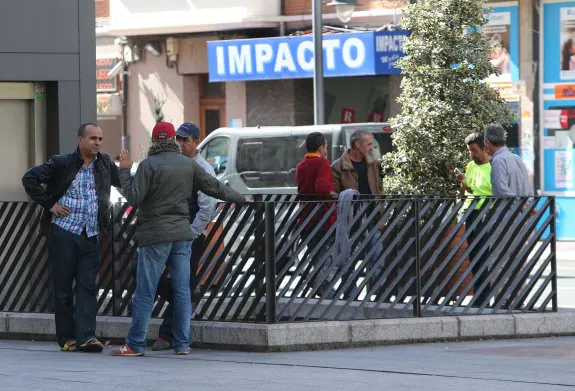 Los primeros grupos de recién llegados ya han comenzado a formarse en la plaza que da acceso a la estación de autobuses.