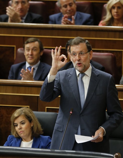 Rajoy interviene desde su escaño del Congreso en la sesión de control al Gobierno de ayer. 