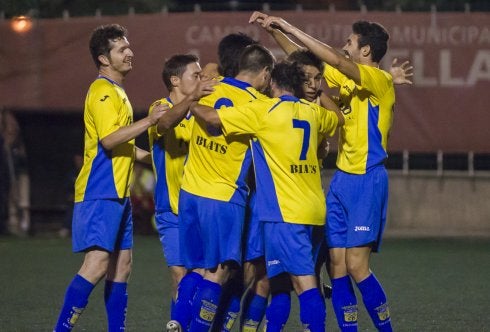 Los locales celebran un gol. 