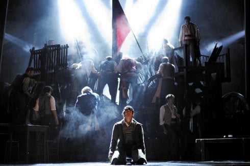 Escena de las barricadas en el musical 'Los Miserables.