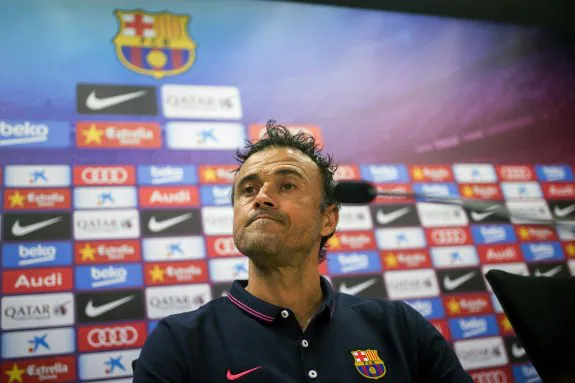 El entrenador del FC Barcelona , Luis Enrique , tras la rueda de prensa que ofreció ayer.
