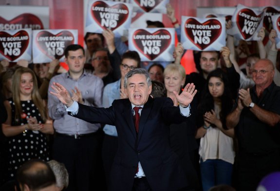 El ex primer ministro laborista Gordon Brown arenga a los defensores de la campaña del 'no' durante un mitin en Glasgow. 