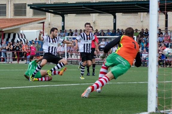 Olavarrieta intenta aprovechar el rechace después del penalti fallado por Óscar y que detuvo el portero Eric ayer en El Ferial. 