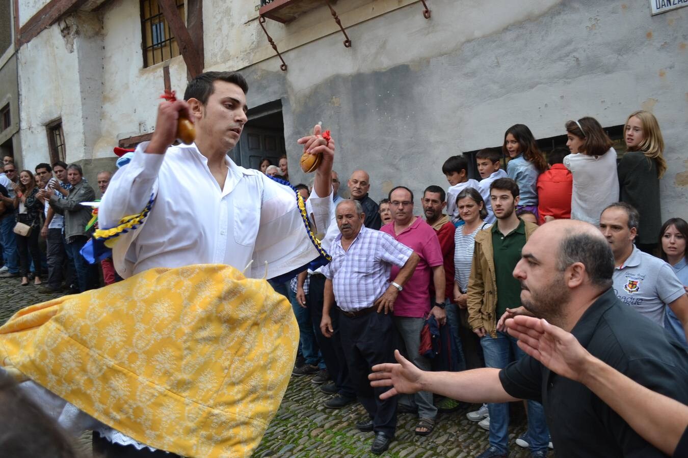 Los danzadores bajan en Anguiano