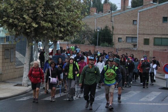 El grueso de los más de 160 participantes realizó la Monegrada Scout andando, con salida desde el aparcamiento del instituto de Alfaro. 