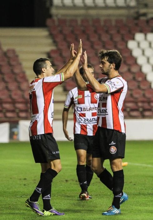 Mario Villar y Rubén Peña celebran el segundo gol. 