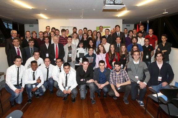 Foto de familia de premiados, patrocinadores y organizadores de la primera edición del certamen. 