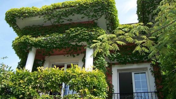 Detalle del exterior de la casa situada en Lardero, junto al antiguo Garden Luz.