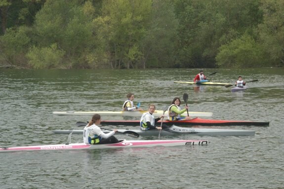 Palistas en el río Ebro, a su paso por San Vicente. 