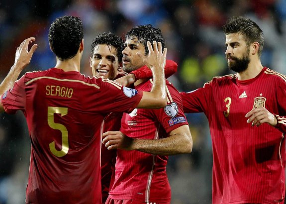 Los jugadores españoles festejan con Diego Costa el primer gol del delantero hispano-brasileño con la selección nacional. 