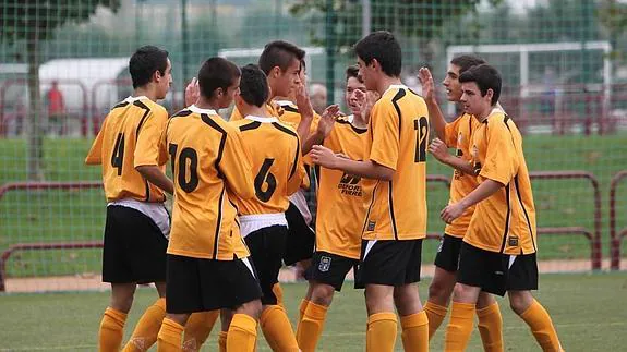Jugadores del Valvanera celebran un gol, el sábado en Prado Viejo.