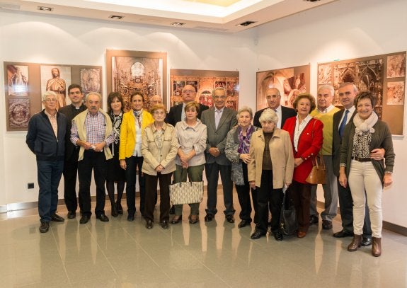 Alcalde, representantes de Ibercaja, 'Cámara 5', catedral y familiares de los homenajeados, ayer. 