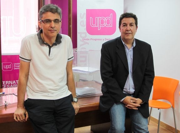 Argüeso y Sáez de Guinoa, ayer en la sede de UPyD tras el recuento de las papeletas. 