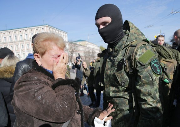 Familiares despiden en Kiev a los soldados del batallón Azov que se dirigen al frente del este. 