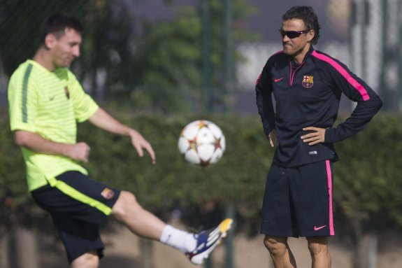 Luis Enrique observa a Leo Messi en el entrenamiento del FC Barcelona. 