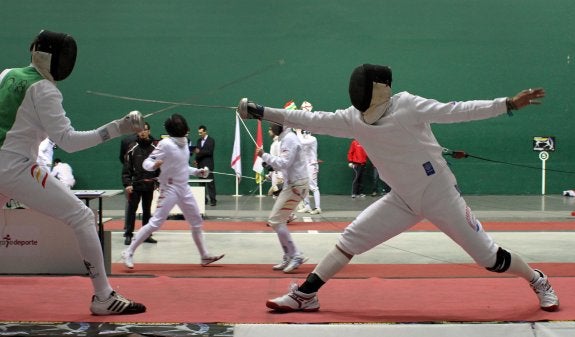 Dos tiradores durante la última competición junior celebra en Logroño. 