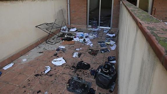 La terraza de la casa en la que vivía el joven y que incendió.