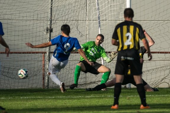 Rubén Royo anota el tercer gol del Alfaro, ayer, en El Soto. 