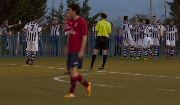 Felices. Los jugadores del Haro celebran al fondo uno de los tres goles conseguidos por Txutxi. 